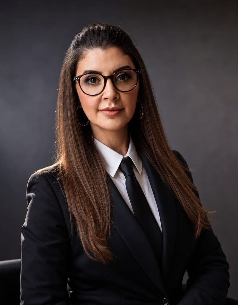 Mariana Rieping, advogada criminalista, de terno escuro, em retrato com luz baixa